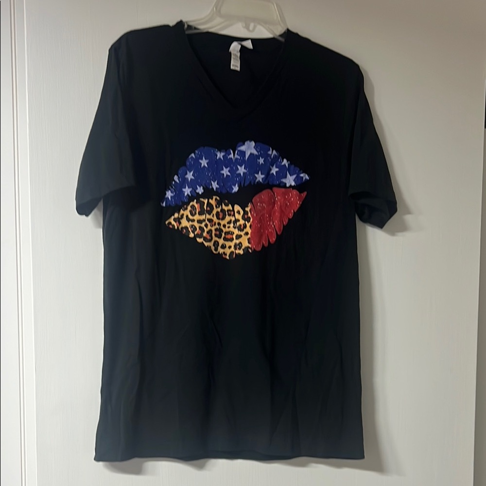 Sz L- Black T-Shirt with Patriotic and Leopard Lips Design